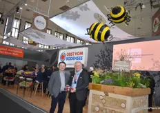 Die Obst vom Bodensee Vertriebsgesellschaft ist die Vermarktungsorganisation des Bodenseekreises. Das Unternehmen bietet hauptsächlich Kernobst aber auch Beeren- und Steinobst. Das Wildbienen-Projekt zum Erhalt der Artenvielfalt am Bodensee wurde Ende 2019 mit dem European Bee Award ausgezeichnet. Im Bild: Günay Engin und Gerhard Pietsch.