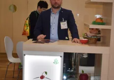 Adrian Lengyel vertritt das ungarische Unternehmen Cherry Farm. Die Firma exportiert nicht nur Süß- und Sauerkirschen, sondern auch Aprikosen und Holunderbeeren. Die Erzeugnisse gelangen teilweise in die deutsche und österreichische Industrie, werden dennoch auch zum Teil am Frischmarkt angeboten. 
