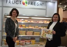 Die beiden Damen der Fructofresh zeigen einen Auszug des vielfältigen Freshcut-Portfolios. Das polnische Unternehmen vertreibt Monoprodukte und Obstsalate an den internationalen LEH sowie den Gastrobereich. 