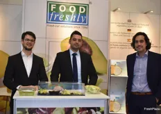 Food Freshly mit Sitz in Bielefeld beliefert den Freshcut-Sektor bereits seit vielen Jahren erfolgreich mit schwefelfreien Produkten zur Verlängerung der Haltbarkeit. Im Bild: Marcel Stromer, Geschäftsführer Benjamin Singh und Alberto Labrado.