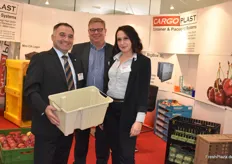 Cargoplast GmbH mit Sitz in Salem (Bodenseekreis) bietet ein breites Portfolio an Kunststoffkisten, Displays und Logistikbehältern. Im Bild: Geschäftsführer Robert Reck-Heinrich, Andreas Goslar (Ansprechpartner Nord-Deutschland) und Larissa Scherff.