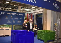 Mario Guggenbichler ist der stolze Vertreter der Europlast Österreich GmbH. Das Unternehmen produziert und vertreibt Kunststoff-Lagerboxen für Obst und Gemüse. Auf der Messe präsentierte man die neue großvolumige Box für Kartoffeln und Zwiebeln. Zudem finden die bestehenden Standardboxen für Kernobst guten Anklang. 