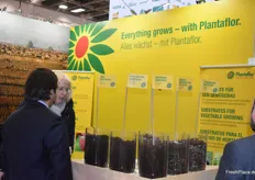 Fachbesucher erkundigen sich über die neuesten Produkte der Plantaflor GmbH, Spezialist in Sachen Substrate für den Erwerbsgartenbau. 