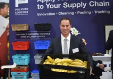 Fabio Costa von Polymer Logistics zeigt die neue recyclingfähige Bananenkiste.
