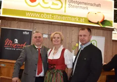 Die OGS Steiermark ist die Erzeugergenossenschaft der österreichischen Anbauregion Steiermark. Die angeschlossenen Landwirte der Genossenschaft setzen vorwiegend auf Äpfel, u.a. die SweeTango und Mozart. Im Bild: Herr Flechl (Obmann), Frau Sommer (Geschäftsführerin) und Herr Strobl (stv. Obmann)