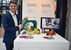 Kevin Kopytziok von project Service & Produktion GmbH präsentiert PROBAND V in Berlin. Die Banderoliermaschine mit Schnellwechselrahmen war nominiert für den Innovation Award.