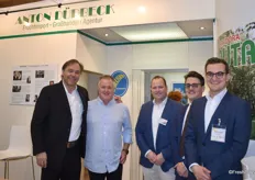 Am Stand der Anton Dürbeck GmbH: Enslin Perold von Safpro ZA mit Matthias Dürbeck, Björn-Alexander Kahlert und Marco und Carlo Dürbeck.