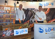 Rainer Kibbel und Jürgen Usinger am Stand der Firma LÖWE. Das Unternehmen stellt Schneidwerkzeuge ‚made in Germany‘ her.