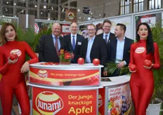 Der Gemeinschaftsstand der Marktgemeinschaft Altes Land, an dem auch in diesem Jahr wieder der Junami-Apfel beworben wurde. Wilfried Plüschau, Jürgen Schliecker, Heiko Faby, Matthias Schliecker und Malte Wegner.