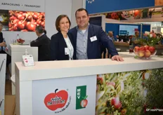 Am Stand der BB Fruchthandel GmbH und der Märkischen Erzeuger- und Vermarktungsorganisation GmbH: Nanette Eisfeld mit David Schulkowski.