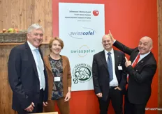 An einem Gemeinschaftsstand schweizer Unternehmen: Markus Rölli, Bernadette Galliker, Jimmy Mariéthoz und Hubert Zufferey.