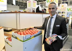 Walter Paradatscher, Direktor der VOG mit der neuen kompostierbaren Verpackung