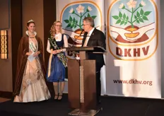 DKHV-Präsident Thomas Herkenrath richtet ein Dankeschön an die beiden Kartoffelköninginnen von Niedersachsen (l) und Bayern (mitte) für ihr Engagement und ihren Einsatz im vergangenen Jahr. 