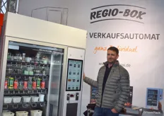Die Regio-Box ist das altbewährte und international etablierte Verfahren der Hensing GmbH. Seit ca. 1,5 Jahren eignen die Verkaufsautomate sich auf für die Vermarktung von losen Beerenfrüchten (in Papp- oder Holzschliffschalen). "Wir versuchen jetzt auch auf die Verpackungsthematik zu reagieren und haben in Zusammenarbeit mit der Firma Magex eine entsprechende Lösung gefunden", erzählt Josef Schaur, Vertriebsleiter Österreich.