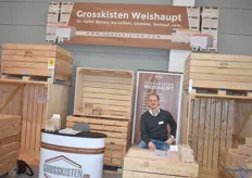 Johannes Weishaupt ist der stolze Inhaber der Grosskisten Weishaupt GmbH. Das im naheliegenden Meckenbeuren ansässige Unternehmen bedient den Obst- und Gemüsehandel mit robusten Holzkisten. Die Herstellung der Kisten geschieht in Polen. "Der Kartoffelmarkt ist unser Hauptbereich, dennoch haben wir auch viele Kunden im Kernobstbereich."