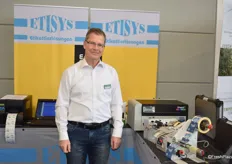 Georg Ressle am Stand der Etisys GmbH: Das Unternehmen stellte dessen Farbetikettendrucker vor. Das Verfahren wird in Spanien hergestellt und darauffolgend druch Etisys GmbH am deutschen Markt vertrieben. 