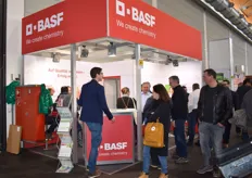 BASF ist ein weltweit agierender Chemiekonzern: Mit der gezielten Krankheitsbekämpfung im Obstanbau versucht das Unternehmen den Ertrag zu steigern und Schädlinge zu beseitigen. 