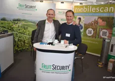Fruit Security bietet eine Vielzahl an modernen Lösungen für den Erwerbsobstbau, u.a. IT-Verfahren und Überdachungslösungen, erzählt Rupert Matzer (r).
