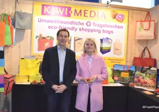 Das Ehepaar Norman und Eva Killius vertritt das Unternehmen Kiwi Media. Die Firma ist bemüht, wiederverwendbare Netze als Alternativen zu Plastiktüten in der Obst- und Gemüseabteilung einzuführen. 