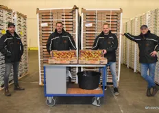 Das Team der holländischen Zweigniederlassung der Global Fruit Point zeigt die frischen Demeter-Birnen aus Argentinien. 