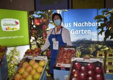 Birgit Lückert von pepp foodmarketing GmbH präsentiert bestehende und neue Sorten von Südtiroler Äpfeln