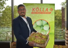 Jose Claure von Kölla Overseas B.V. hält zwar eine Kiste mit hellen Trauben in den Händen, ist aber davon überzeugt, dass die Nachfrage nach dunkleren Sorten steigen wird
