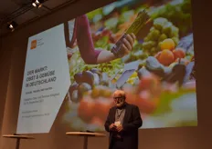 Helmut Hübsch von der GfK trägt die Zahlen, Trends und Fakten vom Obst- und Gemüsemarkt in Deutschland vor.