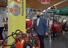 Mario Schmidt vom Unternehmen Gebr. Schmidt Landtechnik Werksvertretungen GbR mit einer Aedes-Landmaschine.  