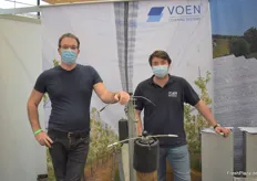 VOEN stellt Überdachungssysteme für verschiedene Obst- und Gemüsekulturen her. Im Bild sind Rainer Weiss (links) und ein Kollege zu sehen. 