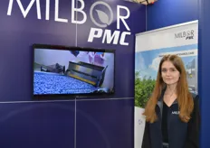 Patricia Macko am Stand des polnischen Maschinenherstellers Milbor. Das Unternehmen war erstmalig in Köln vertreten und widmet sich der Entwicklung sowie dem Vertrieb hochwertiger Verarbeitungsanlagen für Beerenobst. 