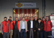 Das Team um Güven Baklan (4. von links) am Großmarkt Mannheim, hier zusammen mit seinem Vater und Geschäftsführer von BLG Kardesler Lebensmittel Handels GmbH ("Suntat"), Mustafa Baklan (6. von rechts).
