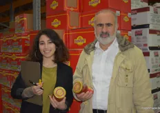 Die Qualitätsmanager bzw. Produkt- und Qualitätsprüfer bei Suntat: Ebru Yedidagligil und Philip Spiro. Aktuell werden neue Hummus-Sorten ausprobiert