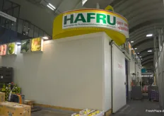 Vorderansicht des Hafru-Standes. Das Unternehmen bietet u.a. einen breiten Auszug an italienischem Obst und Gemüse.
