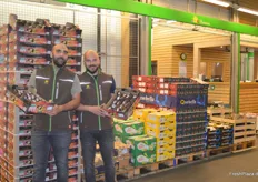Hüseyin Can Olgun und Pedram Pandijeh betreuen gemeinsam den Standverkauf der H. Ehmann Fruchthandels GmbH Nachf. Das Unternehmen widmet sich hauptsächlich dem Vertrieb von ausgefallen Obst- und Gemüseprodukten, etwa Flugexoten wie Mangos, Avocados und Papayas.