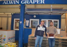 Sven Köpcke & Arif Demirtas führen gemeinsam den Standverkauf der Alwin Gräper e.K. Das alteingesessene Unternehmen widmet sich überwiegend der Vermarktung von deutschem Kern-, Beeren- und Steinobst.