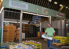 Strietzel betreut den Standverkauf der Hamburger Bauerngarten Handelsgesellschaft. Das Unternehmen tritt u. a. als Vermarkter der Behr AG am Hamburger Großmarkt auf. Zur Zeit wird das komplette Portfolio an Salaten und Freilandgemüse im vollen Umfang gehandelt, so Strietzel.