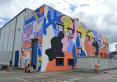 Die Fassade der Ingmar Heuer GmbH wurde neulich mit einem bunten Graffiti beschmückt. 