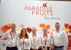 Die Paradise Fruits Solutions GmbH & Co. KG produziert unter anderem IQF-Früchte, gefriergetrocknete Früchte und Gemüse. V.l.n.r.: Nils Möller, Anna Gooßes, Richard Horsley, Samantha Dempsey und Hajo Klintworth