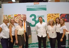 Die hessische Demeter-Felderzeugnisse GmbH bietet mit etwa 300 Produkten ein vielfältiges Bio-Sortiment an. (V.l.n.r.:) Christiane Mojik, Annette Schmidt, Mouna Montag, Klaus-Dieter Brügesch, Henry Kliefken, Adelheid Birmelin und Sina Maul 
