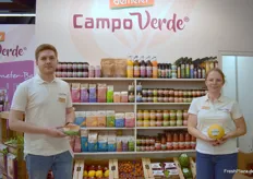 Campo Verde ist die größte Demeter-Marke, die rund 200 Produkte nach biologisch-dynamischen Standards herstellt. Rechts auf dem Bild: Hannah Kauf (Mitglied der Geschäftsleitung) mit einem Mitarbeiter