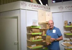 Der Gründer des Unternehmens Compostella: Arnold Schleier. Compostella stellt unter anderem Obst- und Gemüsebeutel her, die aus einem Gemisch aus Kartoffel- und Maisstärke bestehen.  