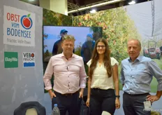 Markus Schraff und Larissa Lorch von der Obst vom Bodensee Vertriebsgesellschaft mbH (OVB) sowie Hans-Josef Stärk von BayWa Obst GmbH & Co. KG am Stand der OVB