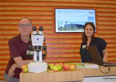 Johannes Jehle und Gesa Leefken vom Julius Kühn-Institut präsentieren aktuelle Forschungsergebnisse und Lösungen des JKI zu Problemen wie etwa dem Apfelwickler. 