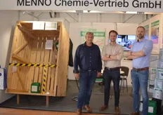 Das Team von Menno Chemie, Bernd Albers, Johannes Bellut und Christian Eidam, war mit einem bunten Stand am Eingang des zentralen Messezeltes vertreten.