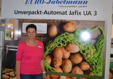 Gitti Veurink-Bosmann ist Geschäftsführerin des Maschinenbauunternehmens Euro-Jabelmann GmbH. Das Unternehmen stellte sowohl am Außengelände als auch im zentralen Zelt aus. Im Bild: Der neue Unverpackt-Automat aus dem Hause Euro-Jabelmann. 
