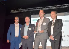 Kai Arno (GLOBUS), Michael Schotten (Fruchthandel Magazin), Tim Strübing (GLOBUS) und Kaasten Reh (Fruchthandel Magazin). GLOBUS ist der diesjährige Gewinner des Retail Awards im Bereich SB-Warenhäuser.