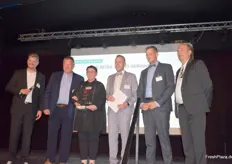 Laudator David Hintzen von GS1 Germany (ganz links) mit Vertretern von Alnatura, dem Gewinner des Retail Awards im Bereich LEH-Vollsortimenter. 