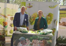 Jan Doldersum und Bauke van Lenteren von Rijk Zwaan präsentierten die neuesten Salatinnovationen. Die Sorte SalaNova hat sich mittlerweile auch in Deutschland, etwa dem Nürnberger Knoblauchsland, etablieren können und wird bereits in großem Stil kultiviert. 