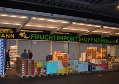 Der bunte Mietstand der Fruchtimport Hoffmann GmbH.