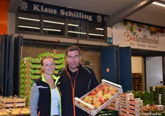 T. Reinsch und seine Tochter Monique Geißler. Gemeinsam mit zwei Töchtern und seinem Schwiegersohn betreibt Reinsch zwei benachbarte Unternehmen, namens Klaus Schilling GmbH und den Bio-Großhandel Hannover. Letzterer Betrieb wurde vor zwei Jahren gegründet und bietet ein Vollsortiment an Bio-Obst und -Gemüse.